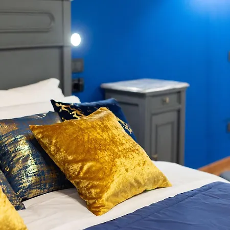 Daire Blue Venetian House *